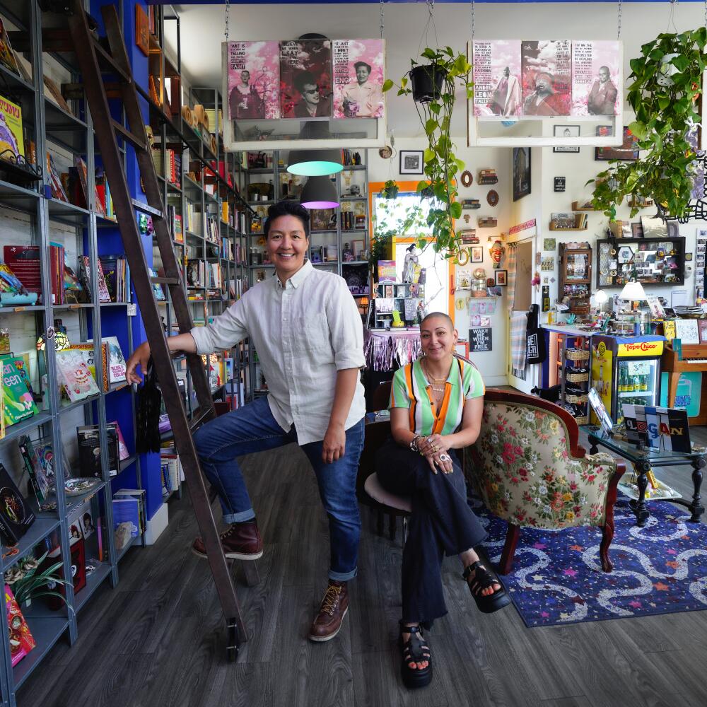 Celi Hernandez (l) and Jesi Gutierrez (r) co-founded Libélula bookstore