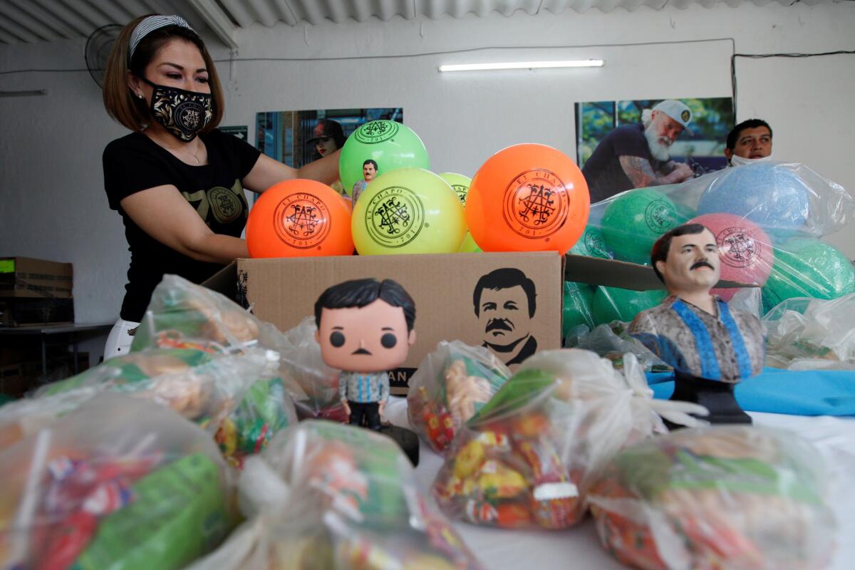 Personal de la marca el Chapo 701 entrega juguetes y dulces a niños en situación vulnerable este sábado, como conmemoración del Día del Niño, celebrado el pasado 30 abril, y como apoyo ante la contingencia sanitaria por COVID-19, en la ciudad de Guadalajara, estado de Jalisco (México). EFE/ Francisco Guasco