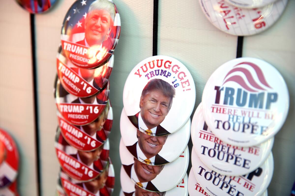 Botones de Donald Trump están a la venta en el Centro Dedmon en la Universidad Radford donde el aspirante presidencial republicano planeaba presentarse, el lunes 29 de febrero de 2016, en Radford, Virginia. (Stephanie Klein-Davis/The Roanoke Times via AP)