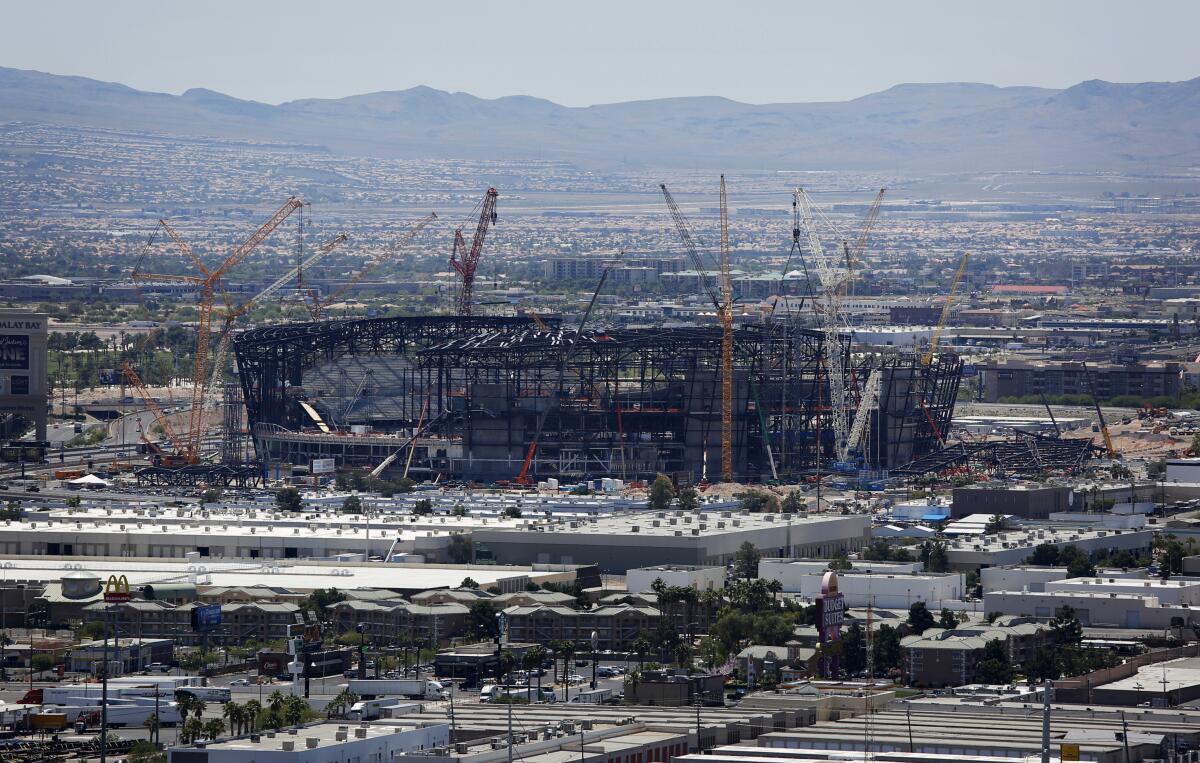 ARCHIVO- En imagen de archivo del 4 de junio de 2019, varias grúas de construcción trabajan en torno al estadio de fútbol americano que será la casa de los Raiders de la NFL en Las Vegas. (AP Foto/John Locher, archivo) ** Usable by HOY, ELSENT and SD Only **