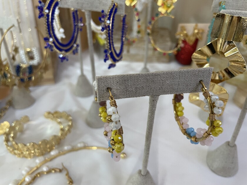 Sary Molina Jewelry Designer dio inicio en junio de 2019, ofreciendo diferentes accesorios para las mujeres.
