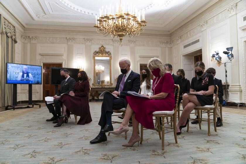Izquierda a derecha, Doug Emhoff, vicepresidenta Kamala Harris, presidente Joe Biden y primera dama Jill Biden asisten a un oficio de oración en la Casa Blanca, Washington, 21 de enero de 2021. (AP Foto/Alex Brandon)