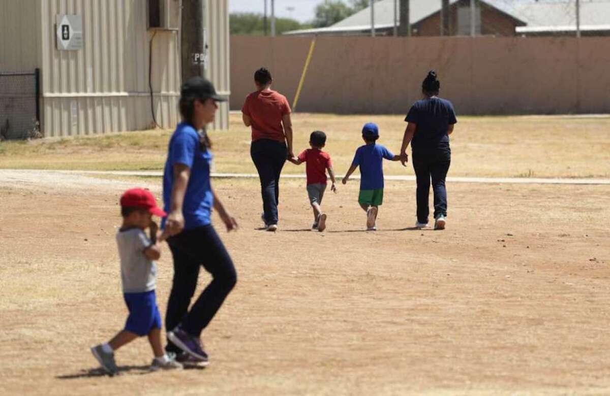 Inmigrantes que solicitaron asilo en Estados Unidos caminan en el centro de detención Centro Residencial para Familias South Texas, en Dilley, Texas.