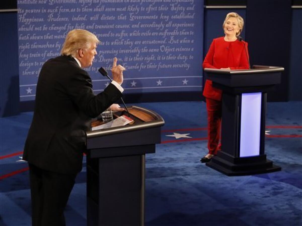 Donald Trump mantuvo inalterado su hábito de propagar exageraciones y mentiras en el primer debate presidencial, mientras que Hillary Clinton hizo sus declaraciones con cautela pero no sin equivocaciones.