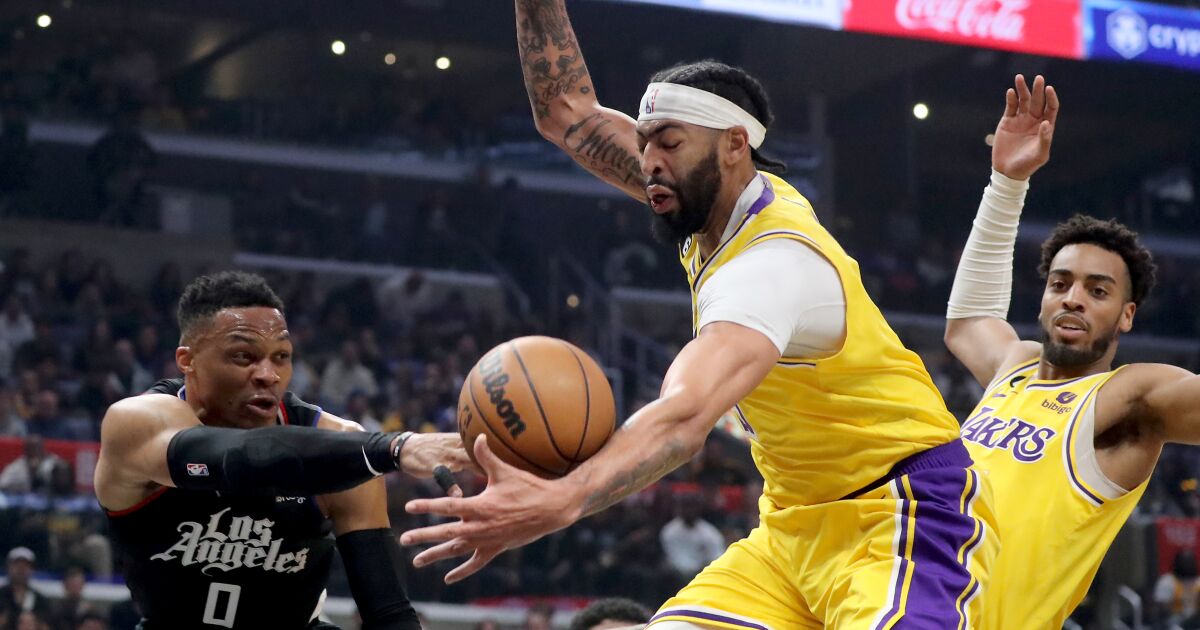 Les Lakers fatigués et fatigués de la route montrent peu de saut contre les Clippers