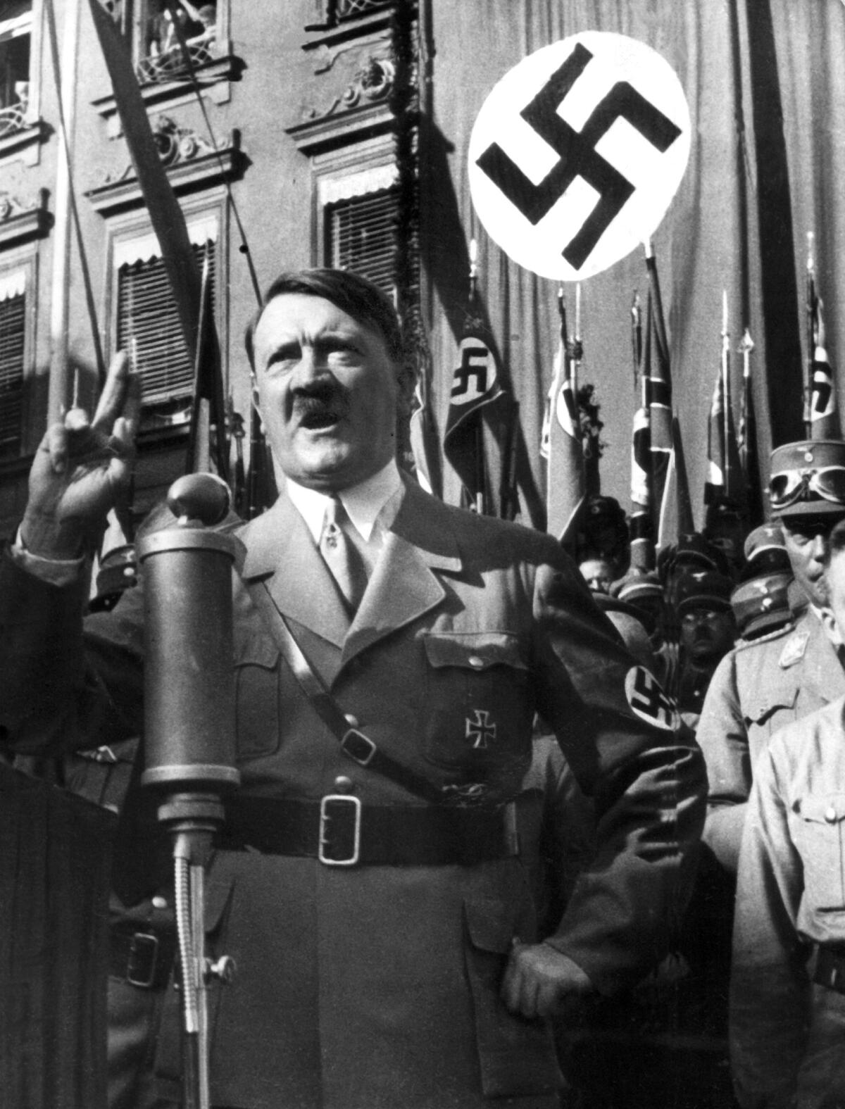 ARCHIVO -la foto de archivo sin fecha muestra al líder nacionalsocialista Adolfo Hitler 