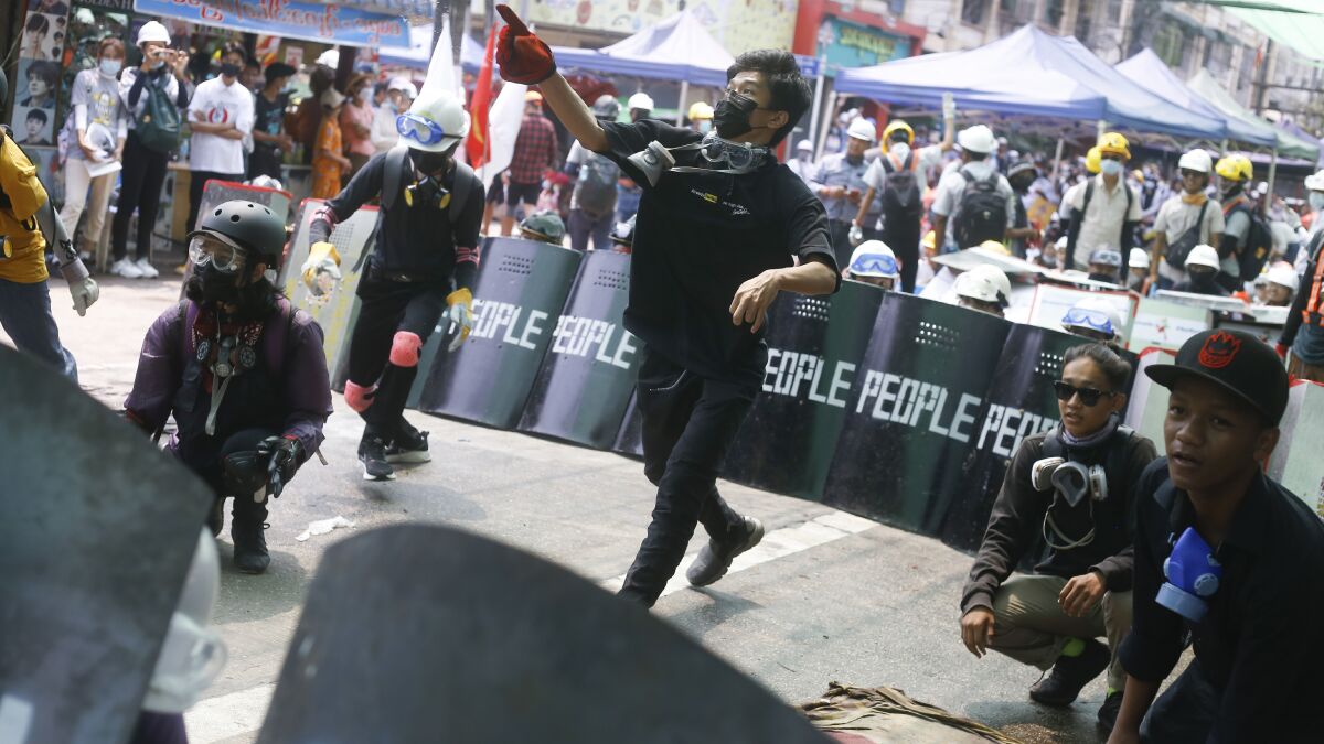 puerta Arábica Merecer Fuerzas de Myanmar matan a 7 al reprimir protestas por golpe - Los Angeles  Times