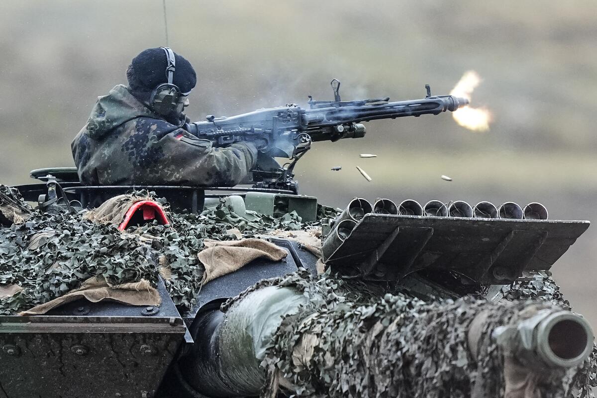 ARCHIVO - Un soldado dispara un arma desde un tanque Leopard 2 en Augustdorf, Alemania,