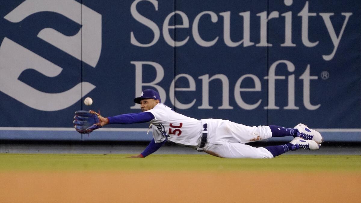 Dodgers' Mookie Betts Wins Gold Glove Award – NBC Los Angeles