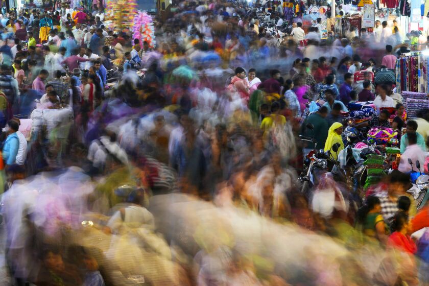 Personas se mueven por un mercado al aire libre en Mumbai, India, el 12 de noviembre del 2022. Un reporte de la ONU dice que se espera que la población mundial alcance 8.000 millones el 15 de noviembre. (AP Foto/Rajanish Kakade)