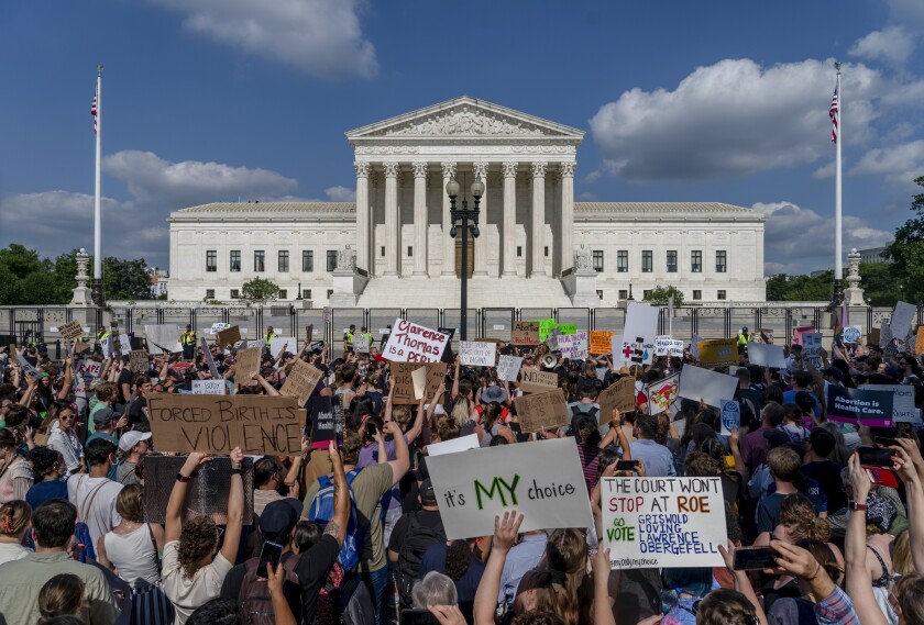 Manifestantes tanto a favor como en contra del aborto se congregan afuera de la Corte Suprema de Estados Unidos