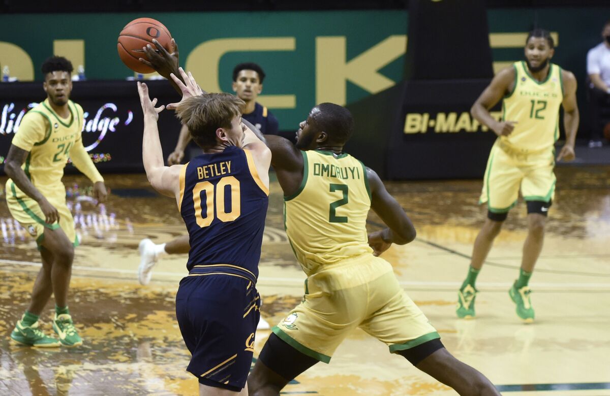 Oregon Ducks forward Eugene Omoruyi (2) steals the ball from California Golden Bears guard Eugene Omoruyi(00) during the first half of their Pac 12 Conference game at Matthew Knight Arena in Eugene, Oregon December 31, 2020. (AP Photo/Andy Nelson)