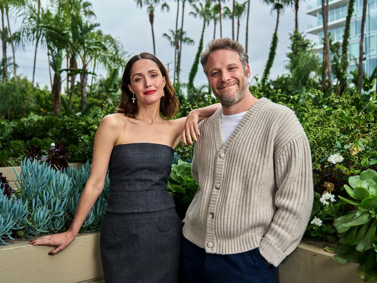 Actors Rose Byrne and Seth Rogen pose for a portrait in the garden of the Four Seasons Hotel Los Angeles att Beverly Hills. 