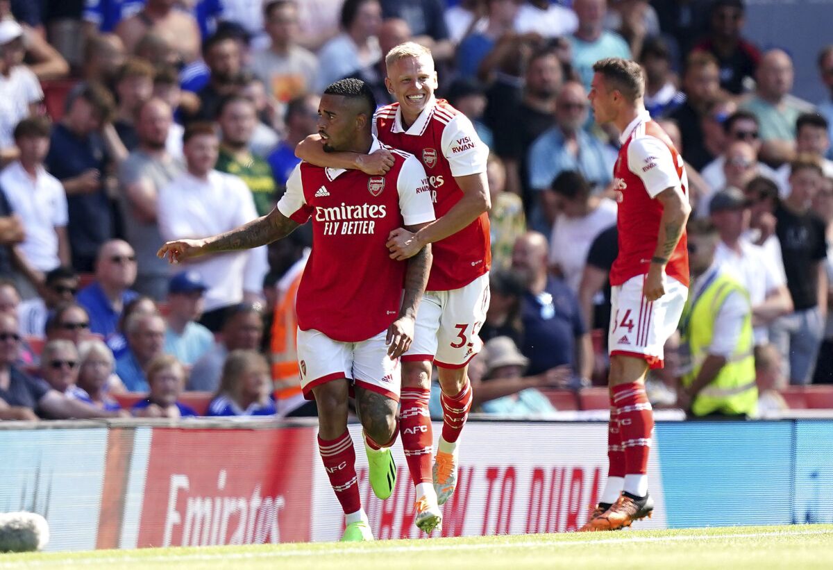 El delantero Gabriel Jesús (izquierda) celebra tras anotar el primer gol de Arsenal en el partido contra West Ham, el sábado 13 de agosto de 2022. (Mike Egerton/PA vía AP)