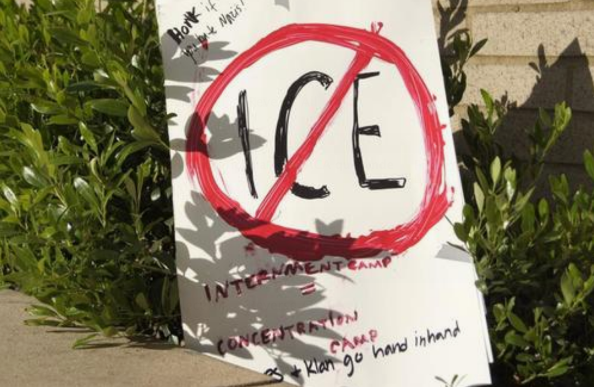 Vista de un cartel en contra del Servicio de Inmigración y Control de Aduanas (ICE). EFE/Tania Cidoncha/Archivo