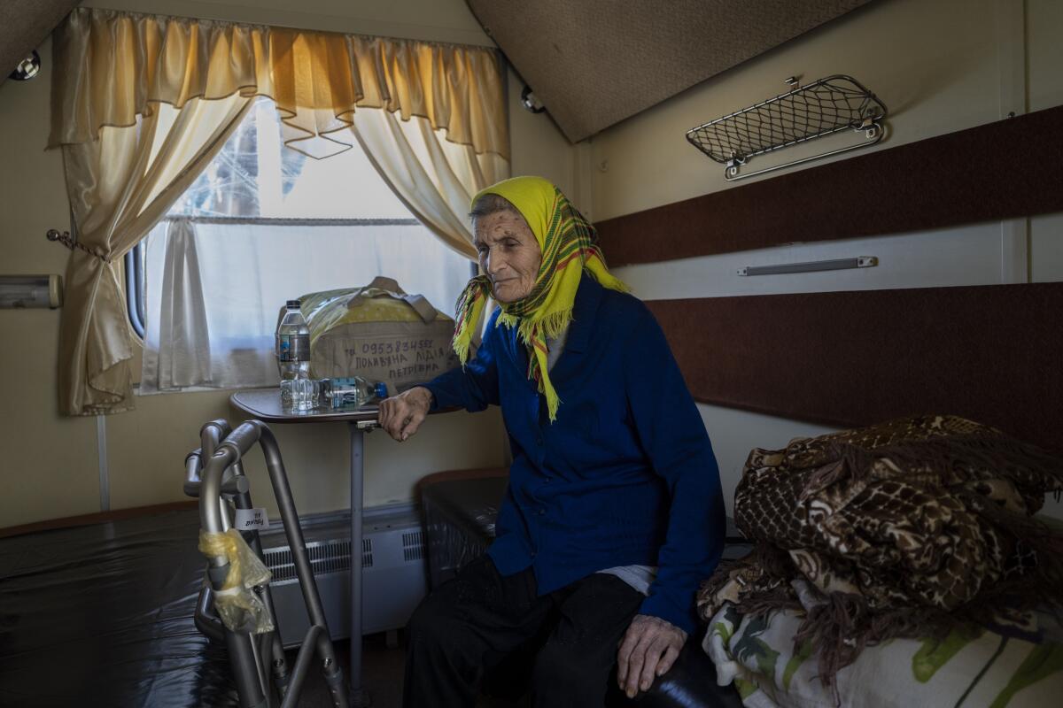 Una anciana desalojada de Lysychansk, dentro de un tren de evacuación en Pokrovsk