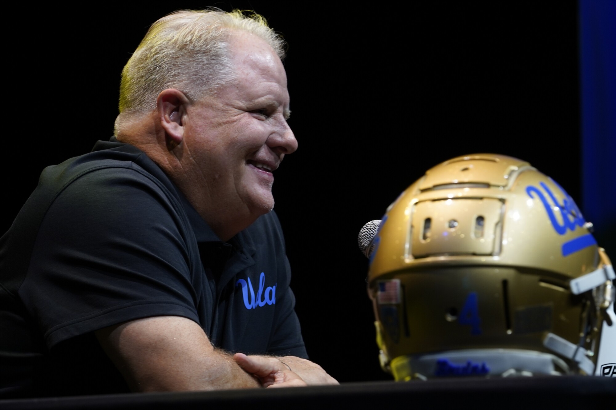 L'entraîneur de l'UCLA, Chip Kelly, sourit.