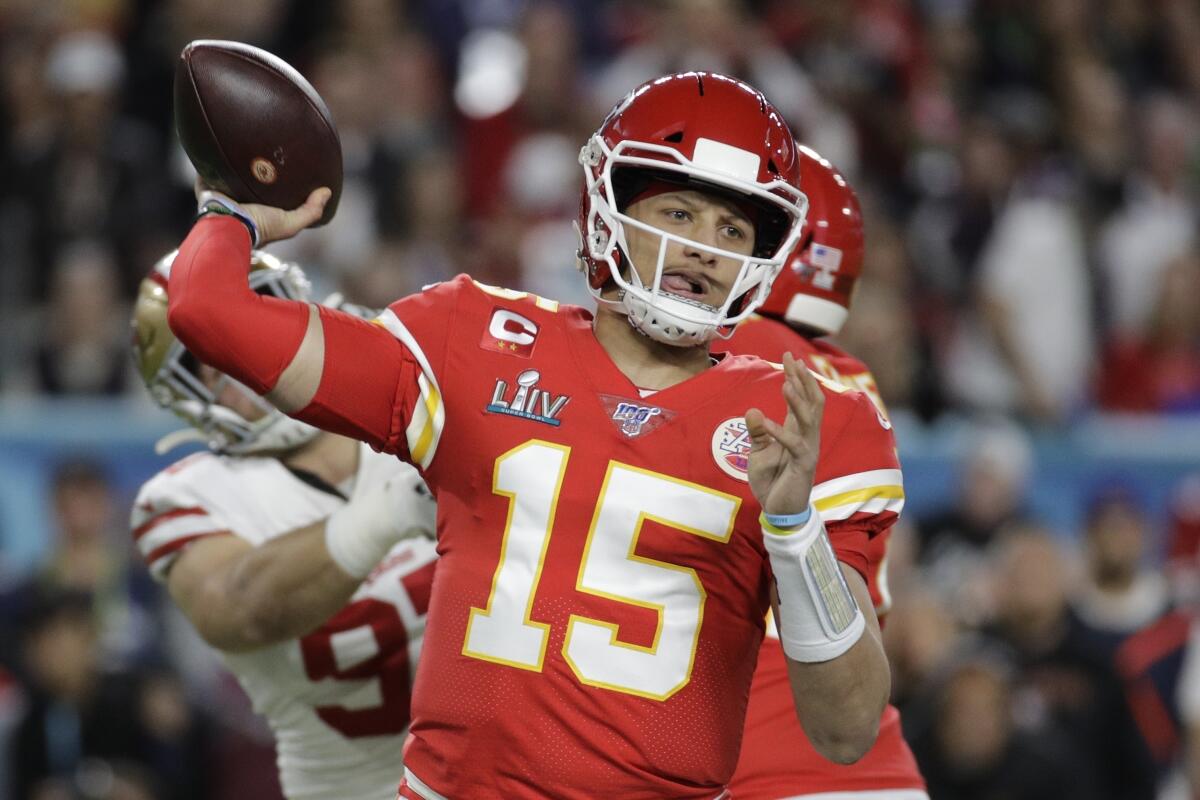 Chiefs quarterback Patrick Mahomes passes against the 49ers.