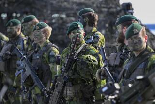 ARCHIVO - Soldados suecos participan en el ejercicio militar Aurora 23 en la base naval Berga en las afueras de Estocolmo, el viernes 28 de abril de 2023. (Anders Wiklund/TT News Agency vía AP, archivo)