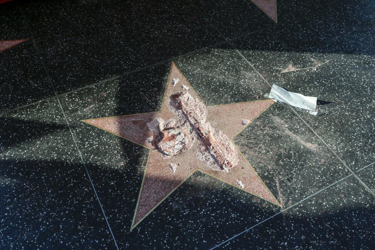 En octubre pasado, un hombre vandalizó con un mazo la estrella de Donald Trump en el Paseo de la Fama de Hollywood (Irfan Khan / Los Angeles Times).
