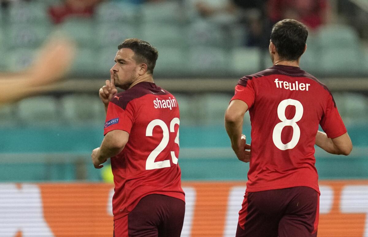 Xherdan Shaqiri (izquierda) celebra con Remo Freuler tras anotar el segundo gol de Suiza.