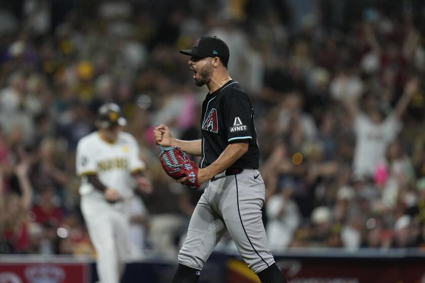 El lanzador relevista de los Diamondbacks de Arizona, Humberto Castellanos, celebra después de que los Diamondbacks derrotaron 7-5 a los Padres de San Diego el sábado 6 de julio de 2024, en San Diego. (AP Foto/Gregory Bull)