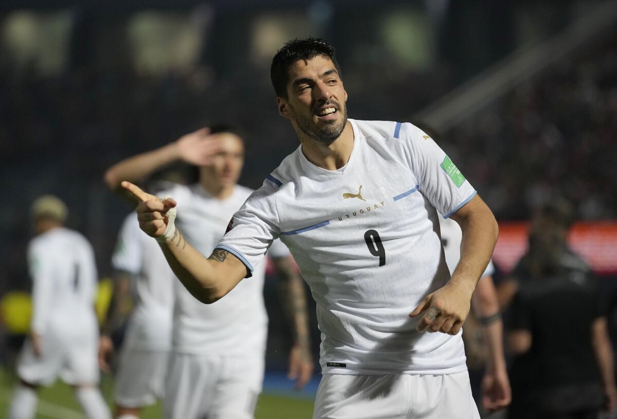 Luis Suárez festeja tras anotar el gol para la victoria 1-0 ante Paraguay en las eliminatorias del Mundial.