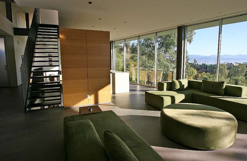 Walls of glass bring the outdoors in