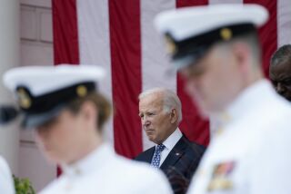 El presidente Joe Biden escucha el himno nacional en el Anfiteatro del Cementerio Nacional en Arlington, Virginia, por el Día de los Caídos en Guerras, el lunes 29 de mayo de 2023. (AP Foto/Susan Walsh)