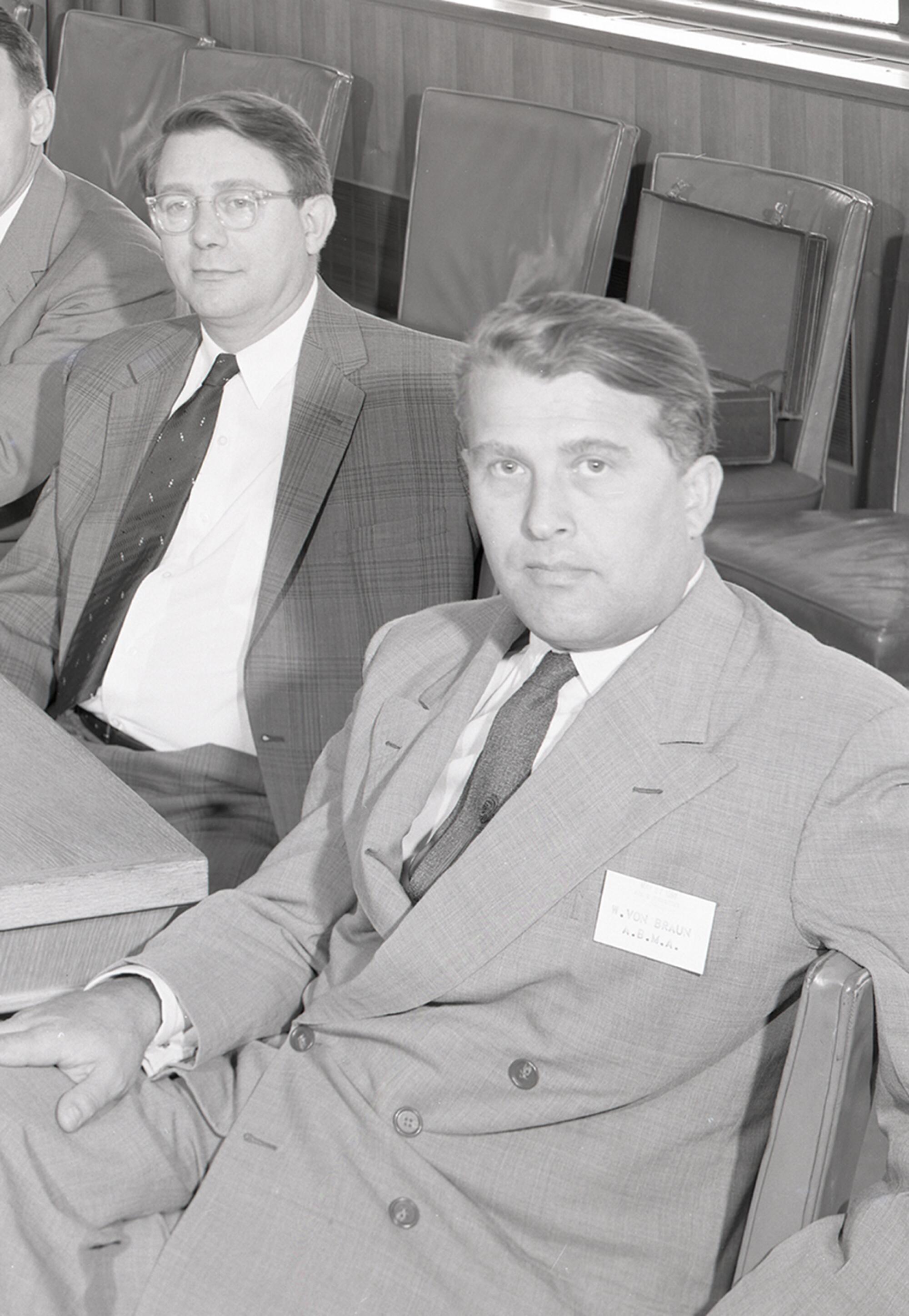 Abraham Silverstein, izquierda, y Wernher von Braun en una reunión del comité de vuelos espaciales en 1958 en el Centro de Investigación Lewis en Cleveland.