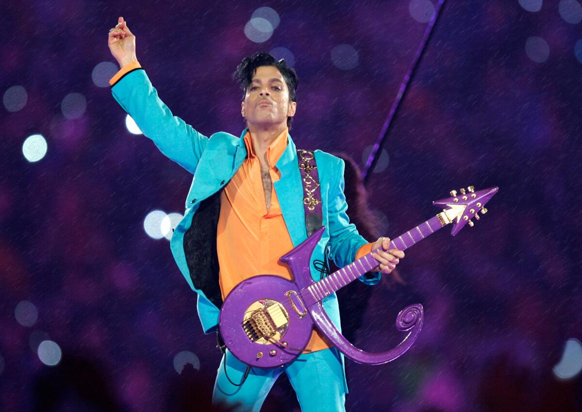 ARCHIVO - En esta foto del 4 de febrero de 2007, Prince durante su espectáculo del medio tiempo del Super Bowl en Miami
