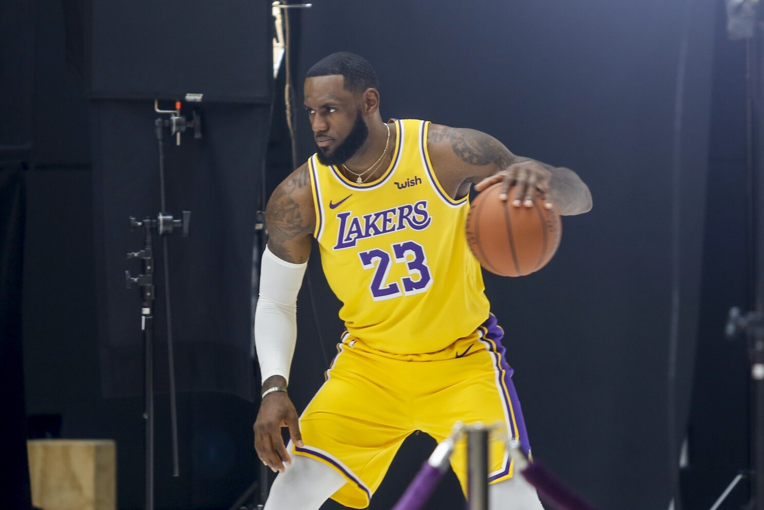 Lebron James Takes It Easy As Lakers Manage Veterans Workloads Los Angeles Times