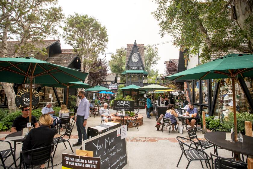 LAGUNA BEACH, CA - SEPTEMBER 10: Patrons shop and dine on Forest Ave. in Laguna Beach Thursday, Sept. 10, 2020. (Allen J. Schaben / Los Angeles Times)