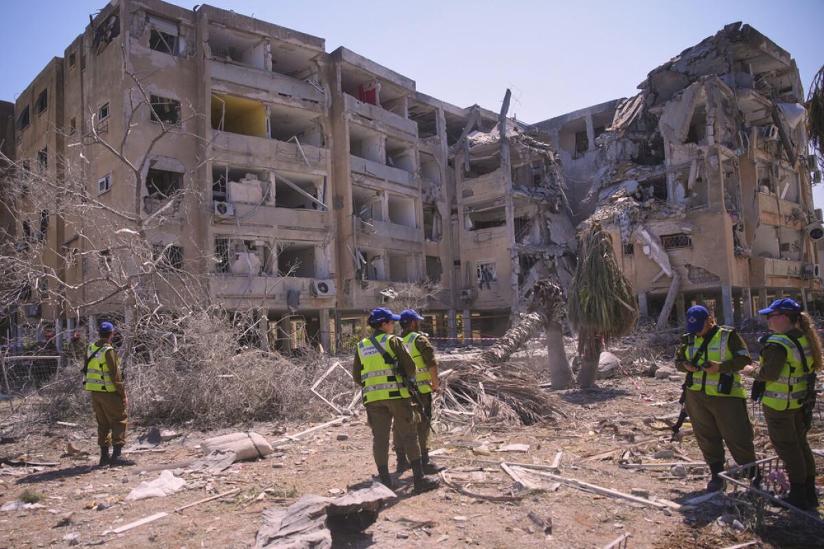 Fuerzas de seguridad israelíes cerca de un edificio destruido