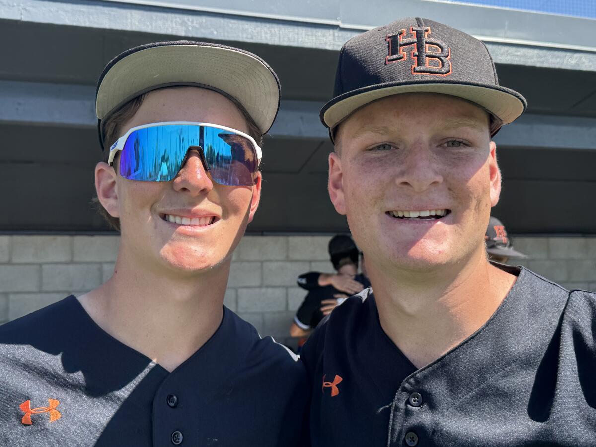 Die Brüder Jared und Trent Grindlinger lächeln in ihren Baseballuniformen. 