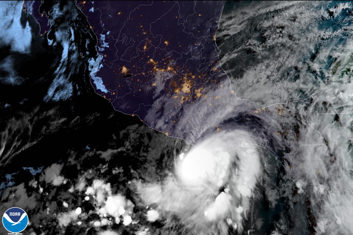 En esta imagen satelital, proporcionada por la NOAA, se muestra al huracán Agatha sobre la costa del Pacífico mexicano
