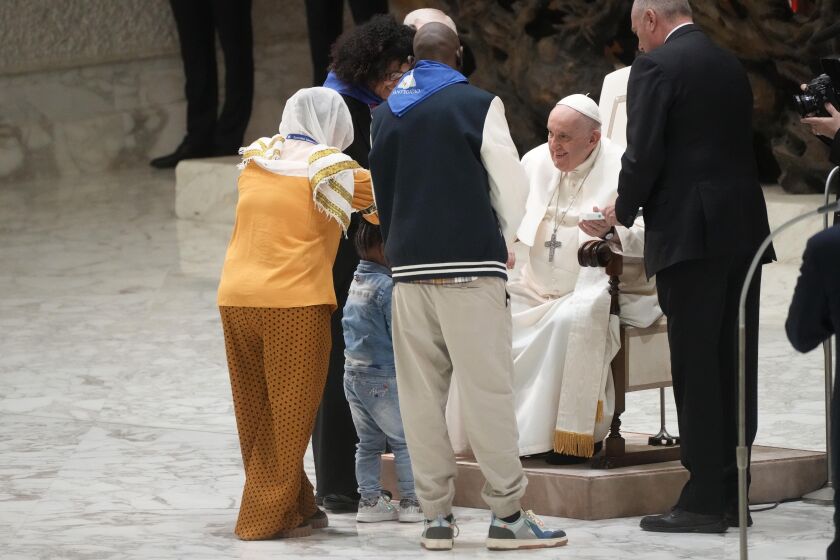 El papa Francisco se reúne con migrantes en el Aula Pablo VI del Vaticano, sábado 18 de marzo de 2023. (AP Foto/Gregorio Borgia)