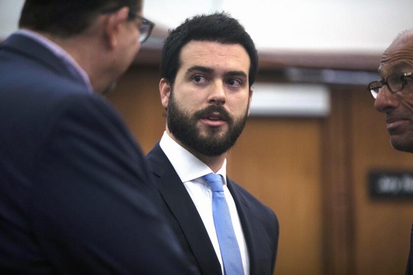 ARCHIVO - El actor mexicano de telenovelas Pablo Lyle, al centro, habla con sus abogados durante una audiencia en Miami el 15 de enero de 2020. La jueza que presidirá su juicio por presunto homicidio dice que ordenará medidas especiales de seguridad para que el proceso no sea obstaculizado por la presencia masiva de periodistas. (Alexia Fodere/Miami Herald via AP, Archivo)