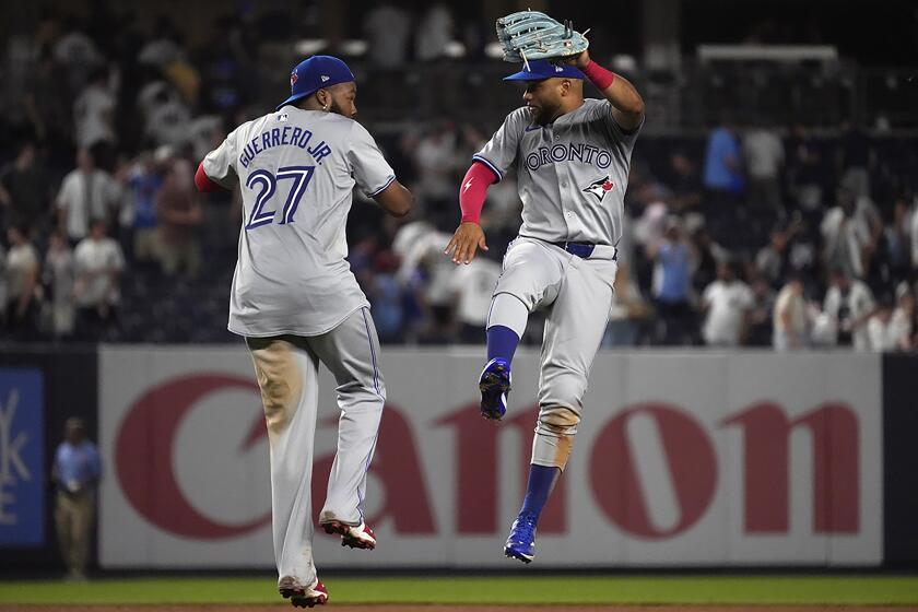El dominicano de los Azulejos de Toronto Vladimir Guerrero Jr. y Steward Berroa festejan a la victoria ante los Yankees de Nueva York el viernes 2 de agosto del 2024. (AP Foto/Pamela Smith)