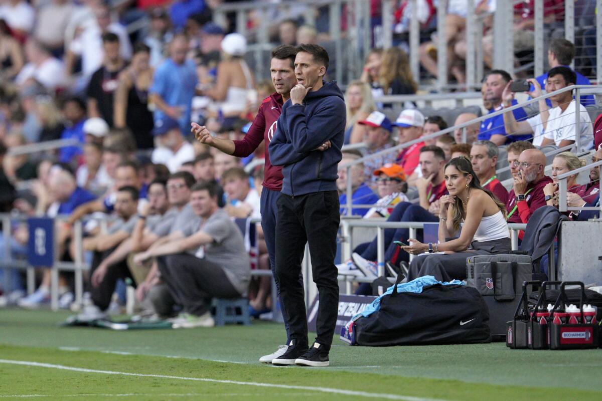 El entrenador interino de Estados Unidos Mikey Varas 