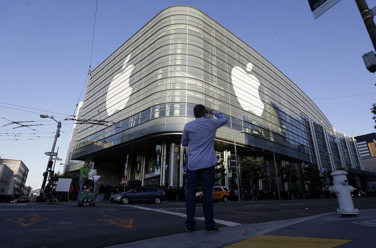 El logotipo de Apple adorna el exterior del edificio Moscone West en el primer día de la Conferencia Mundial para Programadores de Apple en San Francisco, el lunes 8 de junio del 2015. (AP Foto/Jeff Chiu)