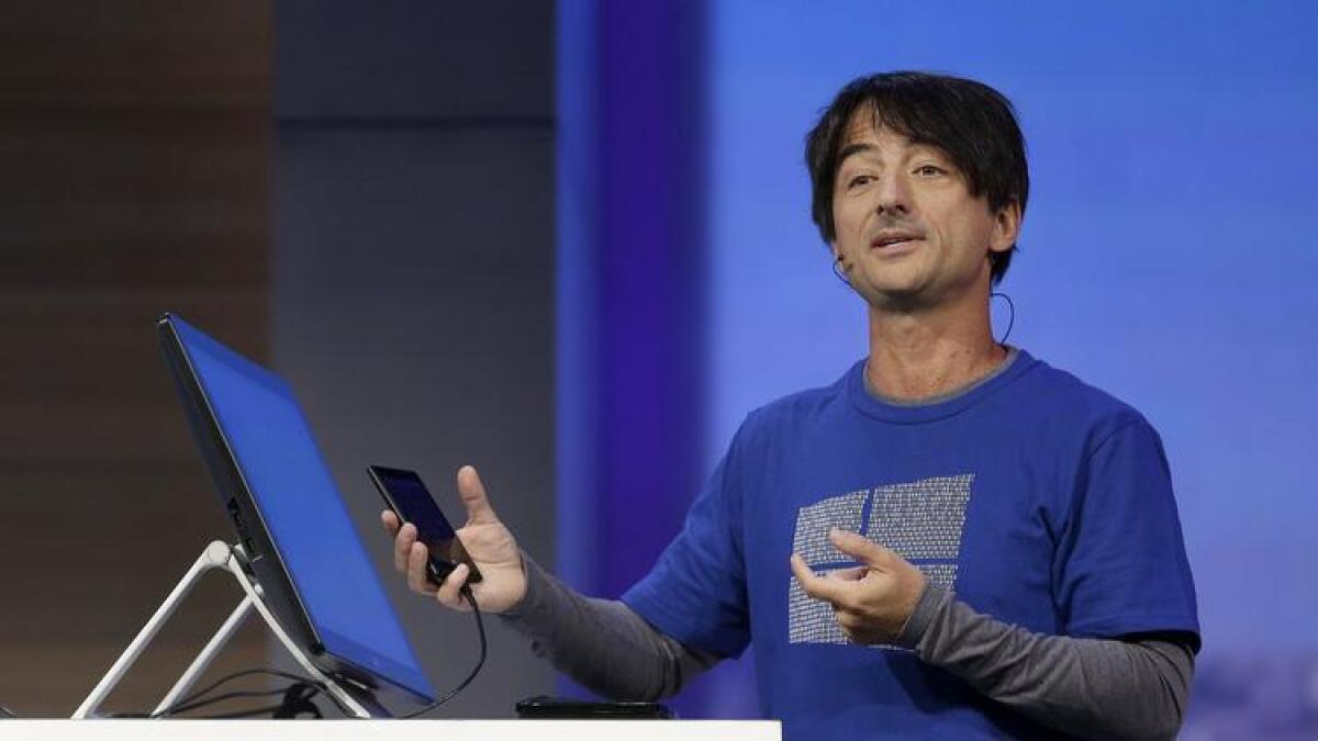 Joe Belfiore, vicepresidente corporativo de sistemas de operación de Microsoft, hace la demostración del Windows 10 que cuenta con el llamado Continuum, lo que permite a los teléfonos inteligentes conectarse a un monitor de versión de escritorio de los sistemas operativos.