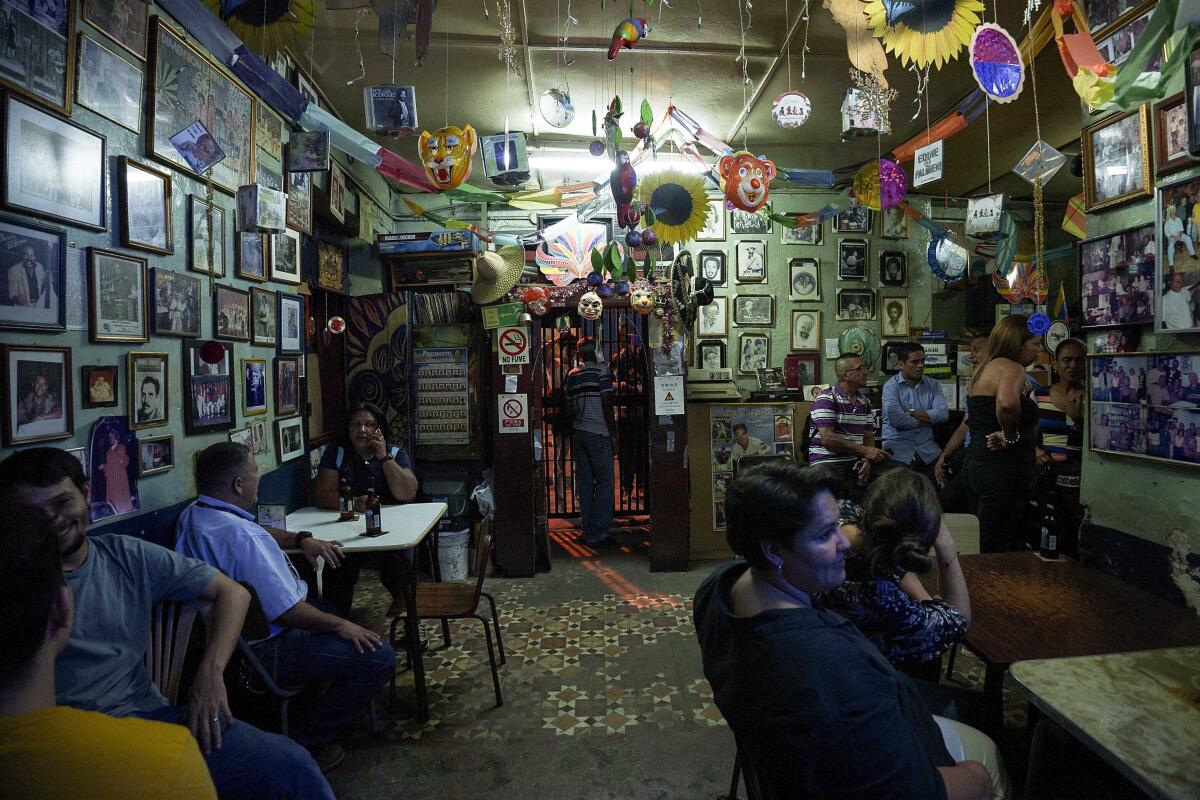 Los clientes pasan tiempo en el bar Las Delicias en el barrio La Pastora de Caracas, 
