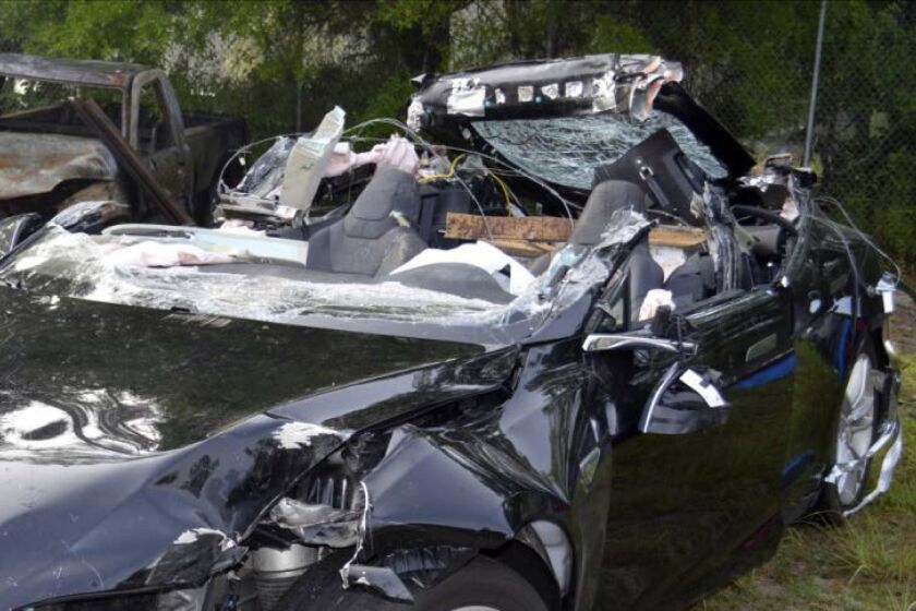 Un Tesla Model S conducido por Joshua Brown se estrelló contra un camión en mayo de 2016. (Junta Nacional de Seguridad del Transporte)