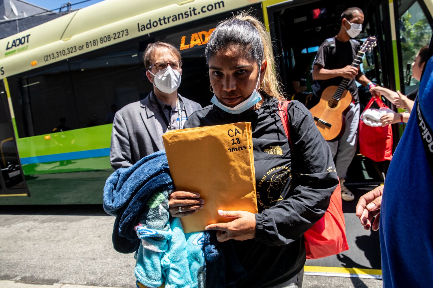 Fotoğraflar: Teksas'tan göçmenleri taşıyan başka bir otobüs Los Angeles'a ulaştı
