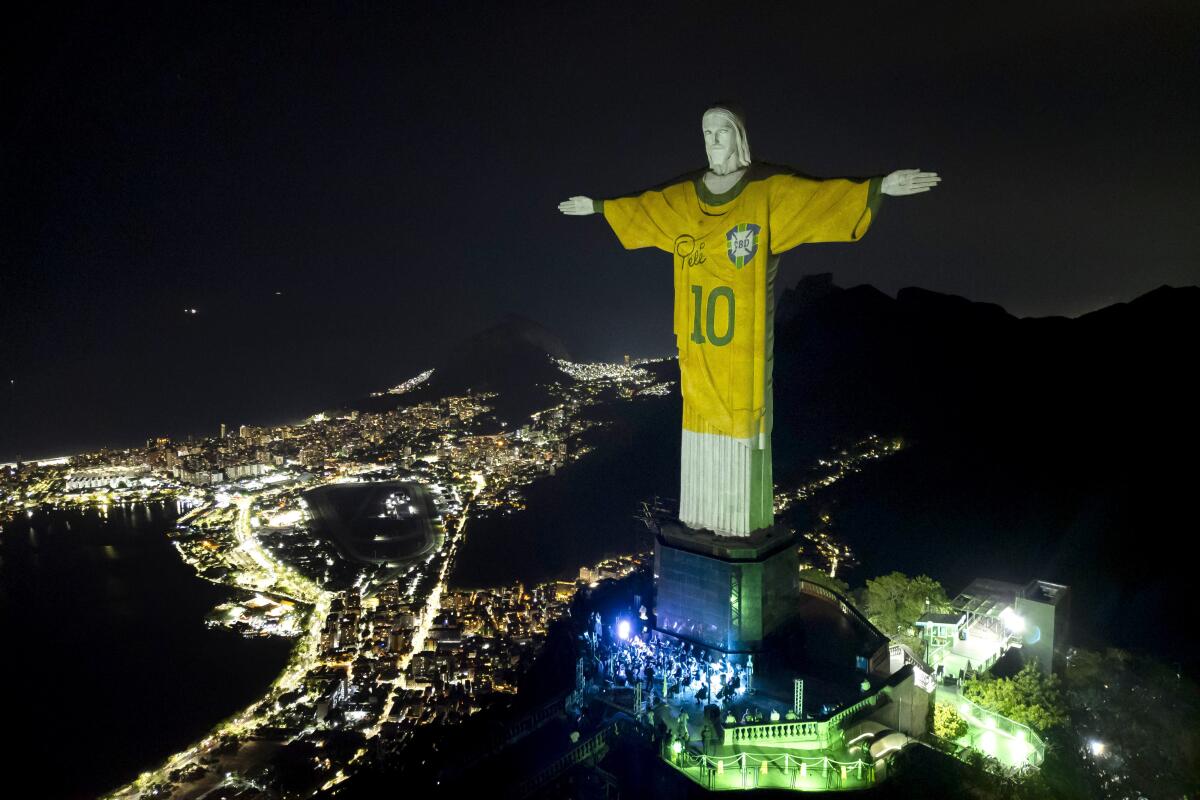 ARCHIVO - La estatua del Cristo Redentor está iluminada con una imagen de la camiseta 