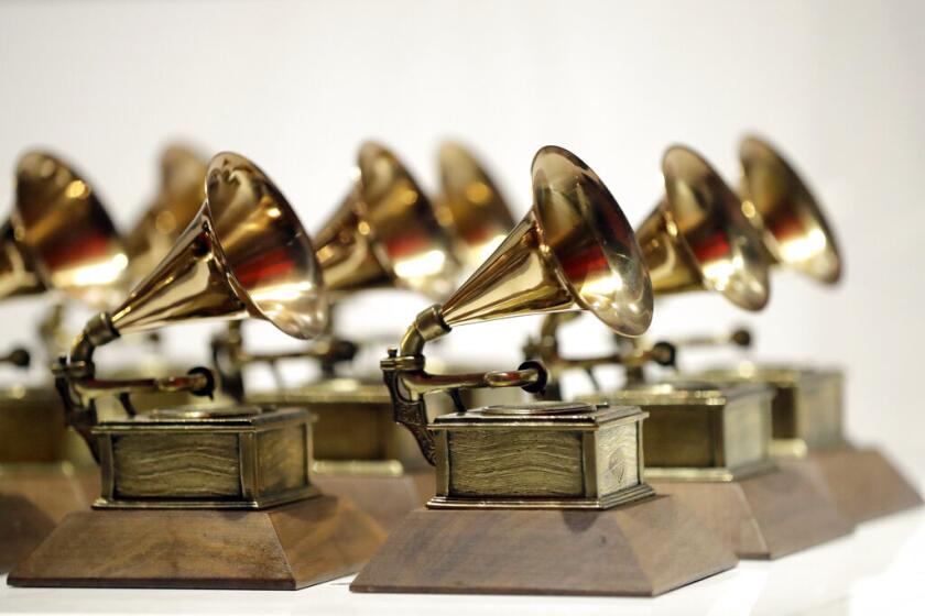 Varios premios Grammy se exponen en el Grammy Museum Experience en Prudential Center, en Newark, Nueva Jersey.