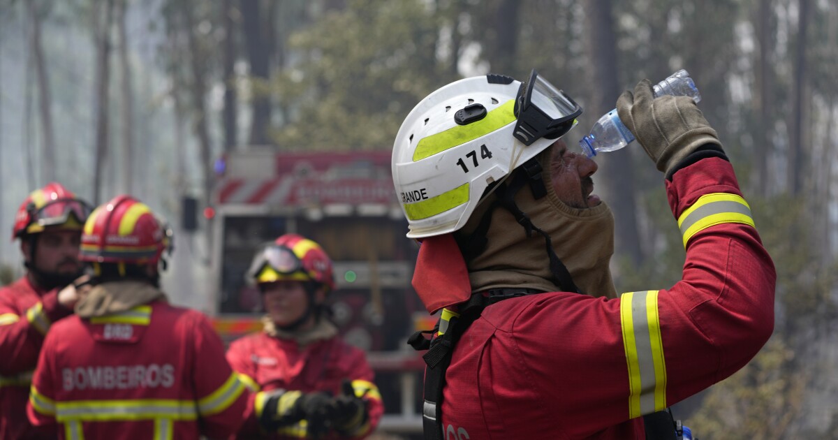 Mais de 3.000 bombeiros combatem incêndios em Portugal