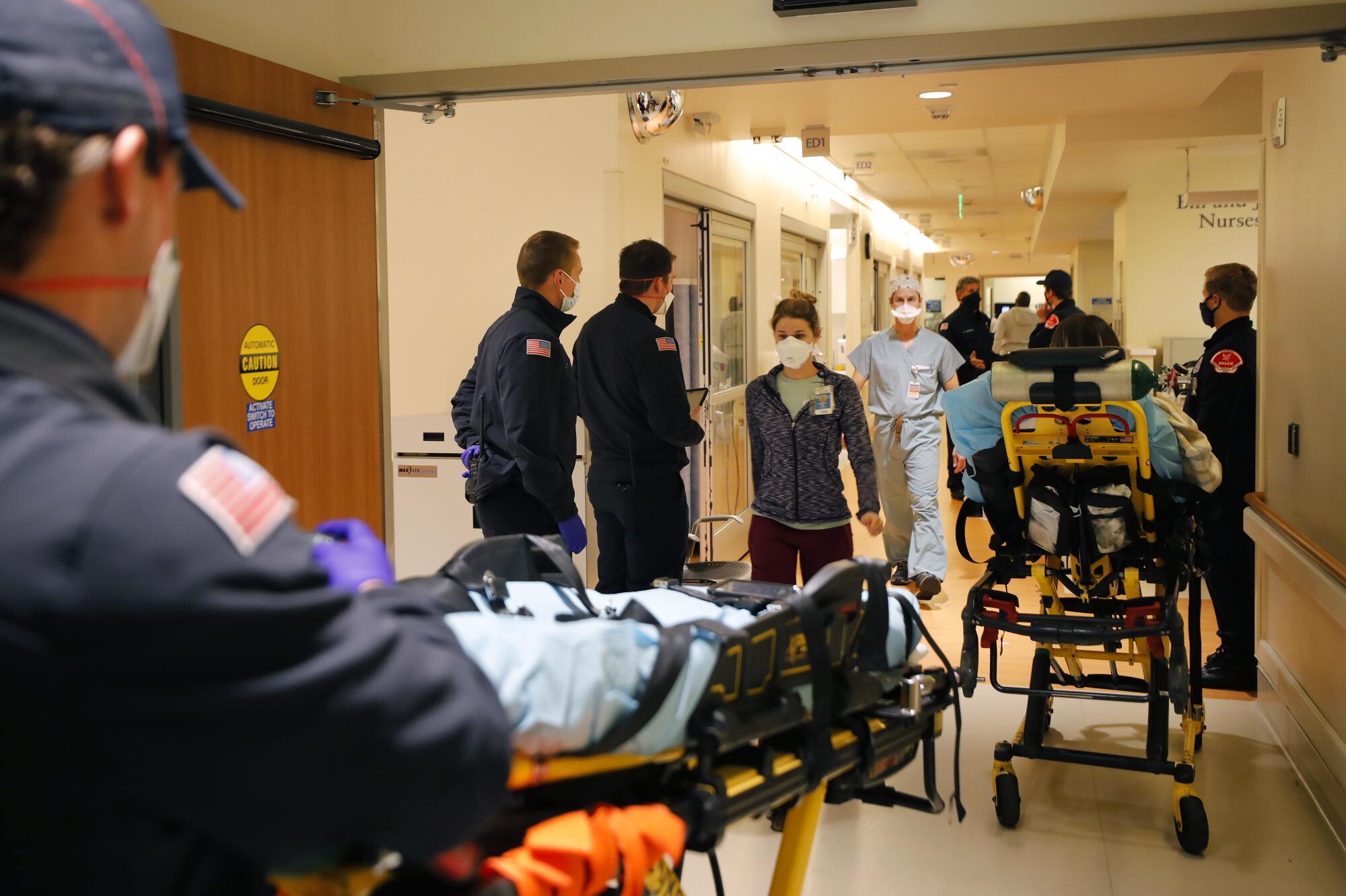 Paramédicos y técnicos de emergencias médicas esperan para trasladar a los pacientes 