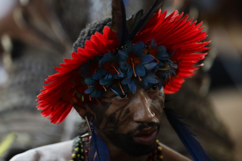 Un indígena asiste a una ceremonia para celebrar el regreso del manto sagrado del pueblo indígena Tupinambá a Brasil, el jueves 12 de septiembre de 2024, en Río de Janeiro. (AP Foto/Bruna Prado)